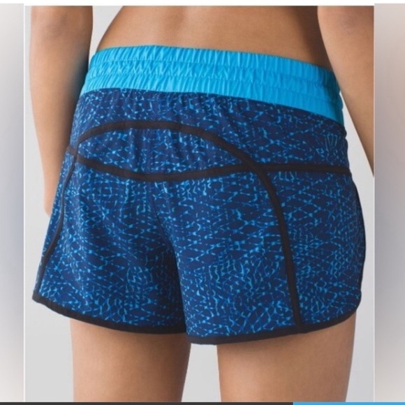 Women’s LULULEMON Tracker Short III Samba Snake Kayak Blue Hero Blue Size 8 - Picture 1 of 6
